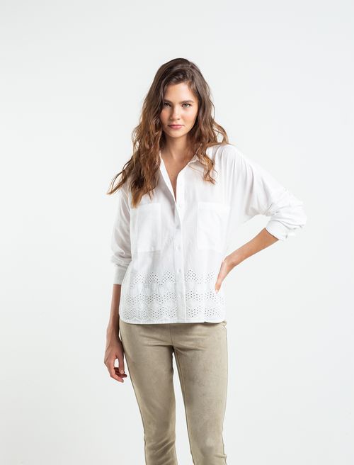 Camisa con detalles desagujados