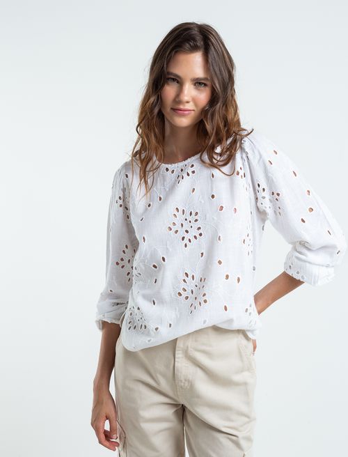 Camisa con detalles desagujados