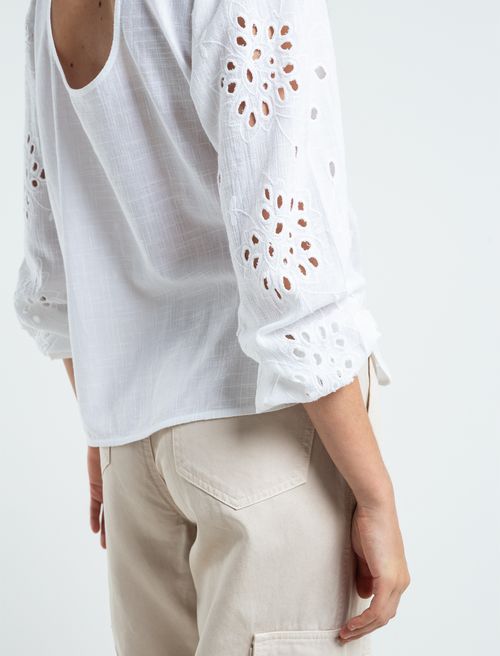 Camisa con detalles desagujados