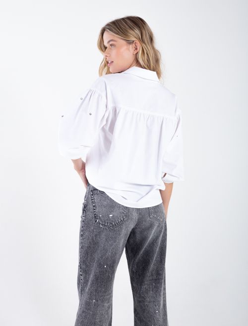 Camisa clasica con apliques en mangas