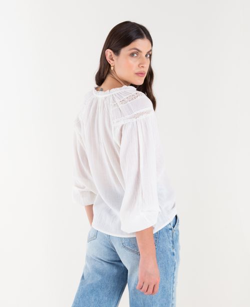 Camisa cuello en V con hombros decorativos