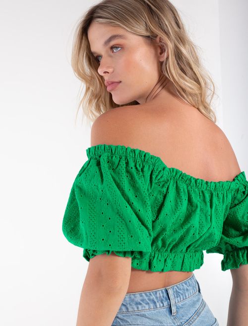 Camisa con cuello bandeja y detalles en hojalillo