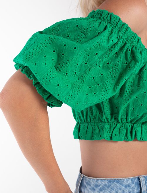 Camisa con cuello bandeja y detalles en hojalillo