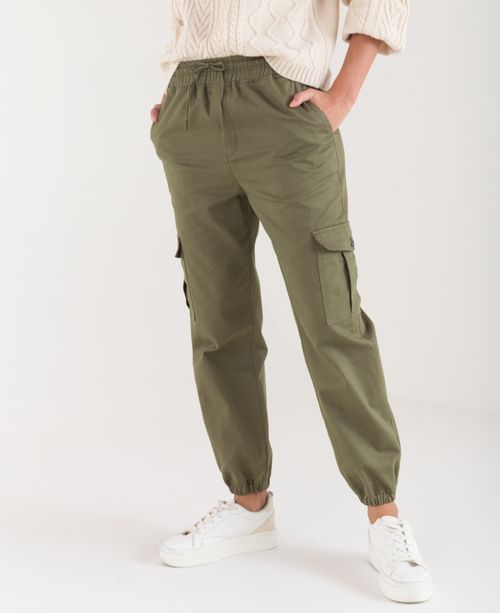 Pantalón verde oscuro estilo cargo