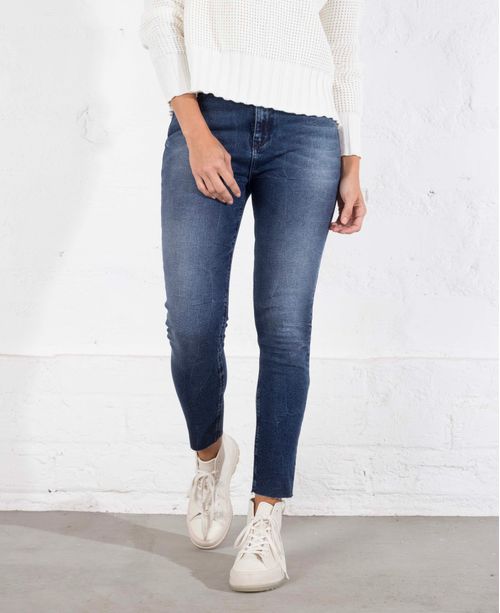 Jean para mujer azul oscuro Skinny tiro súper alto con ruedo al corte y detalles en contraste