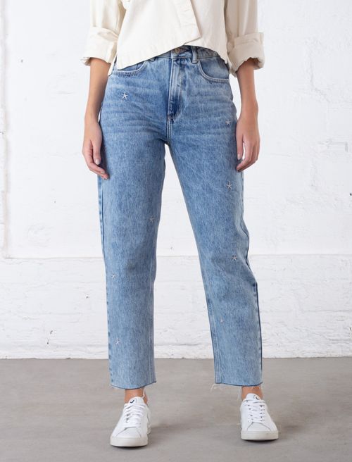 Jean Mom fit con detalles de estrellas