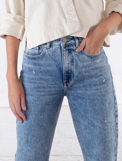 Jean Mom fit con detalles de estrellas