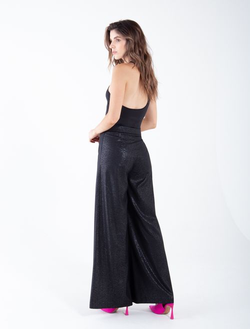 Pantalón con bota ancha y efecto brillante