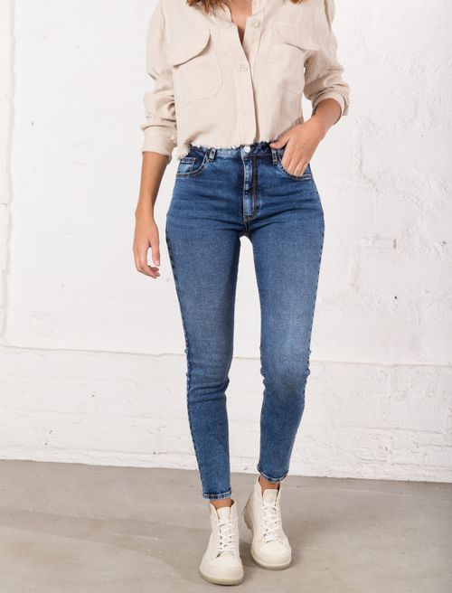 Jean fit skinny tiro medio