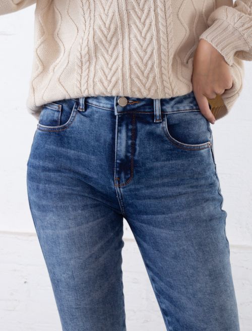 Jean ajustado de tiro alto