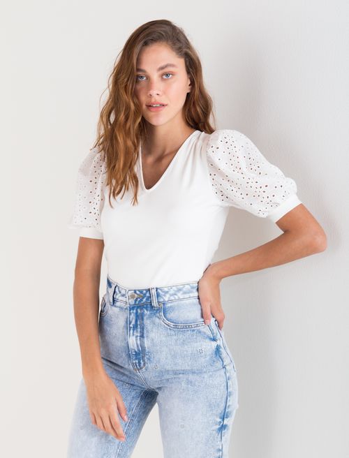 Camiseta con cuello en V manga corta