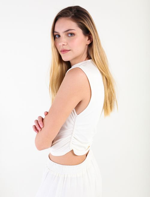 Camiseta con cuello redondo alto