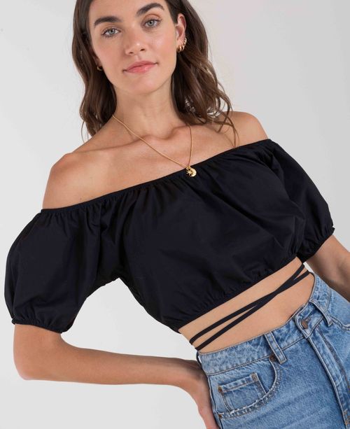 Camisa negra manga corta crop estilo boho con tirantes para anudar