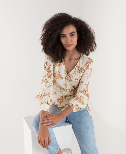 Camisa para mujer cruda manga 3/4 con diseño cruzado y estampado de flores