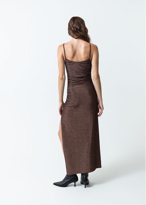 Vestido con abertura lateral