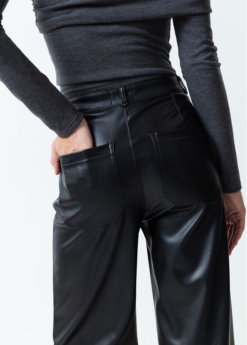 Pantalón en tela tipo cuero