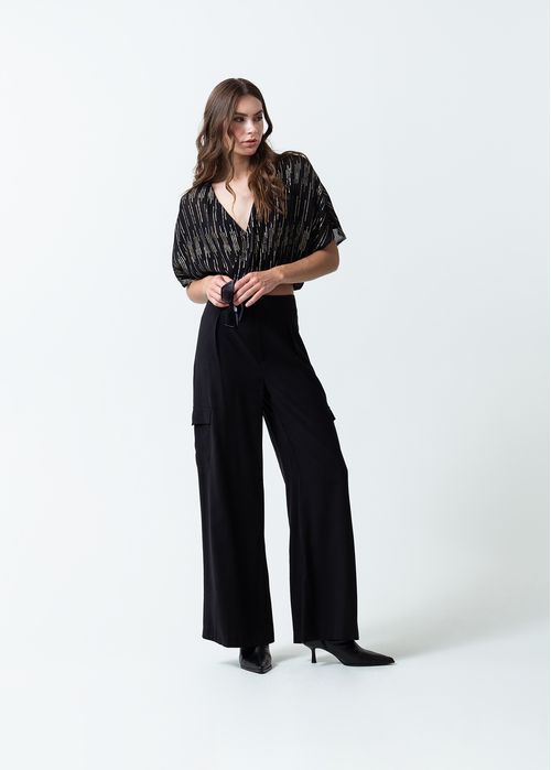 Pantalón con bolsillos tipo cargo