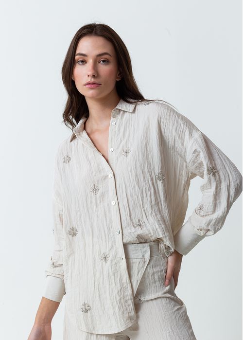 Camisa con apliques bordados