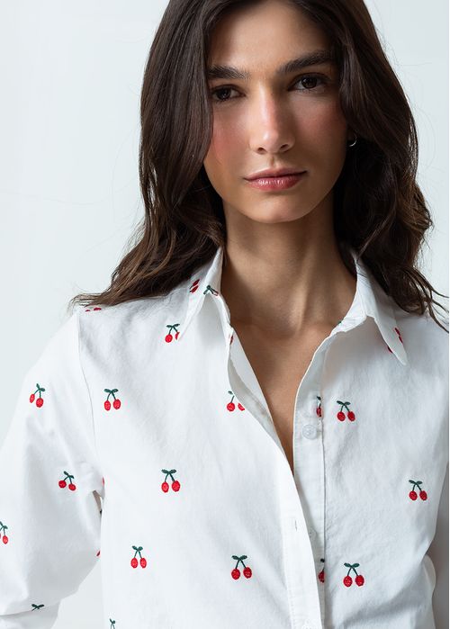 Camisa con cerezas bordadas