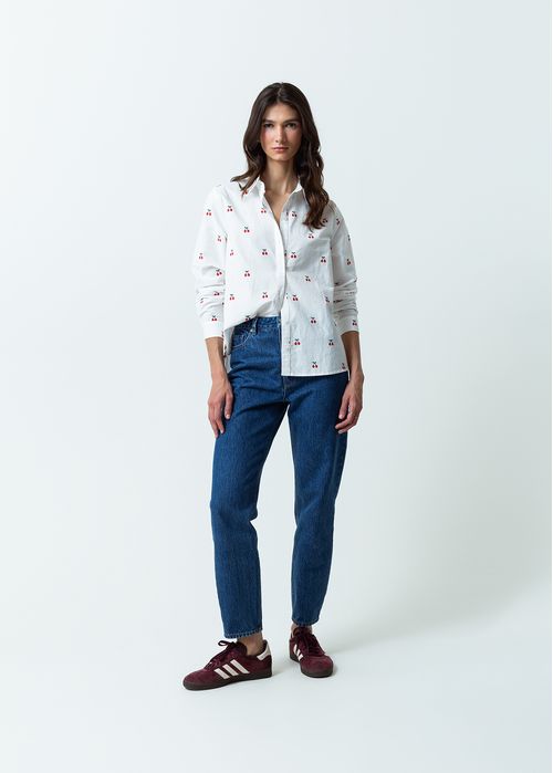 Camisa con cerezas bordadas
