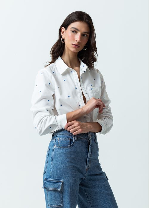 Camisa con estrellas bordadas