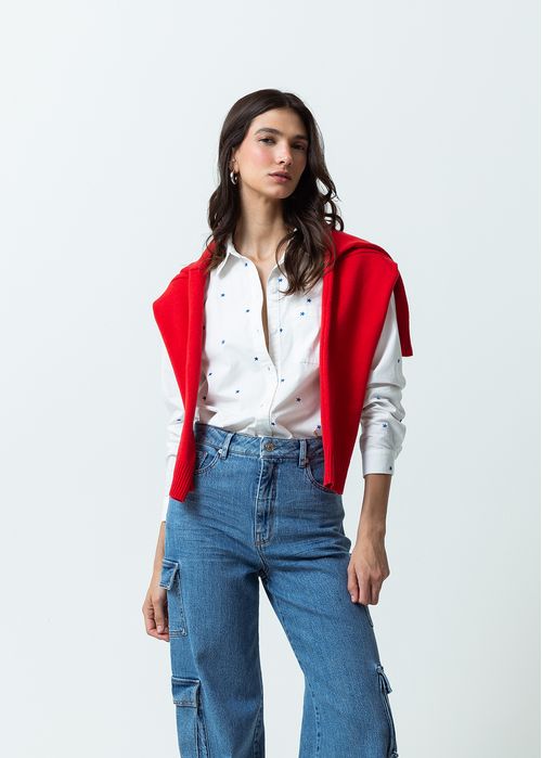 Camisa con estrellas bordadas