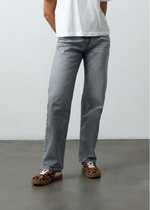 Jean Straight tono gris