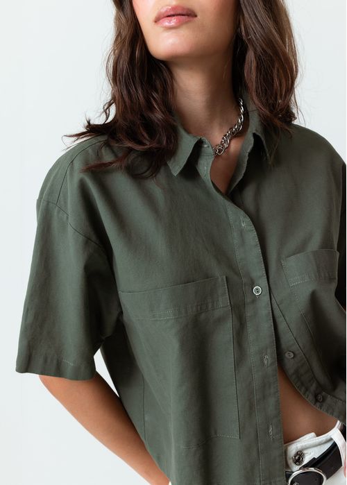 Camisa con bolsillos de parche