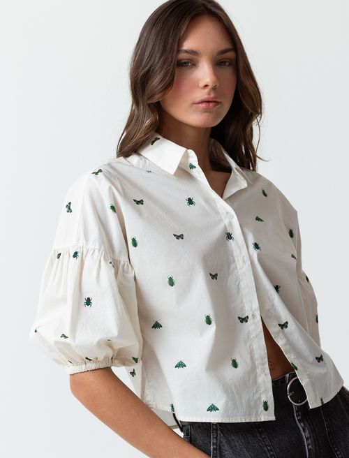 Camisa con apliques estampados
