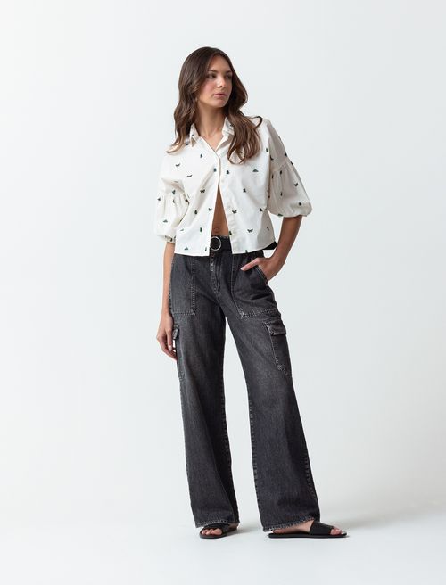 Camisa con apliques estampados
