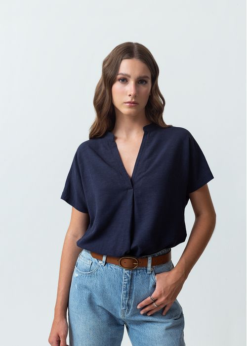 Camisa con escote en V