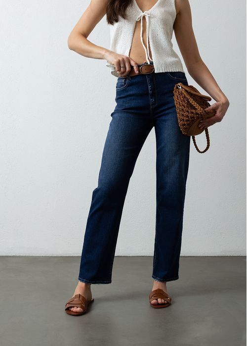 Jean fit con desgastes localizados