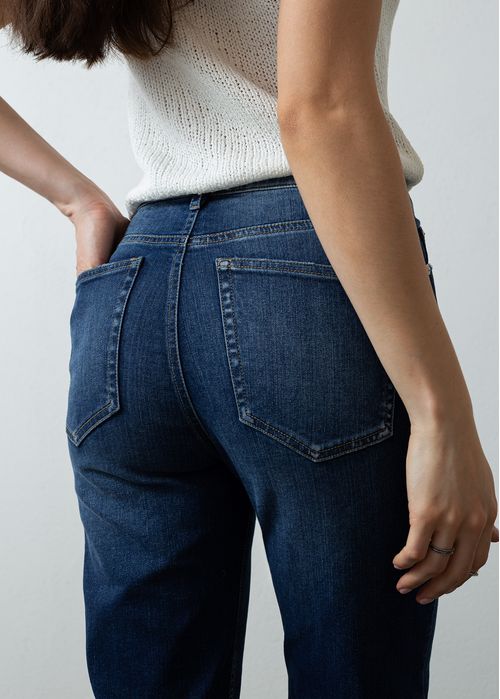 Jean fit con desgastes localizados