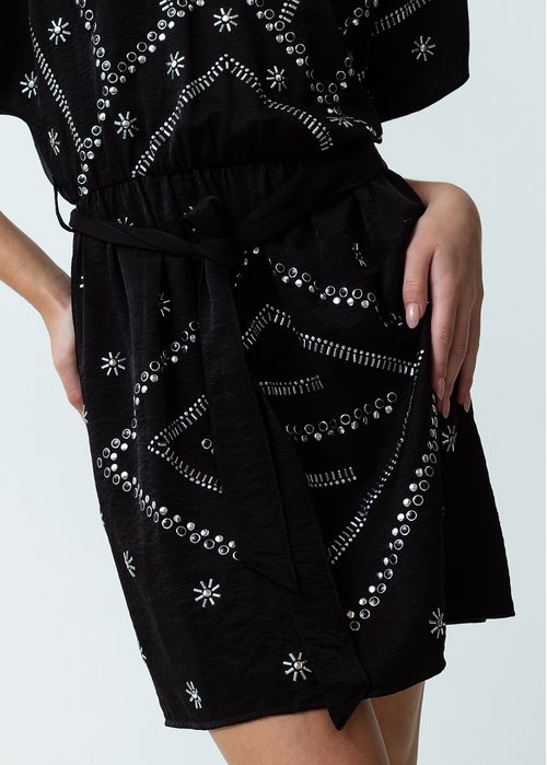 Vestido con apliques brillantes