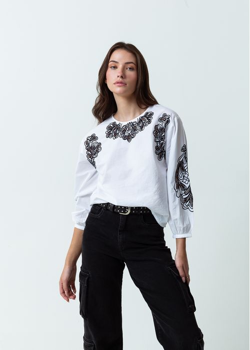 Camisa con detalles desagujados