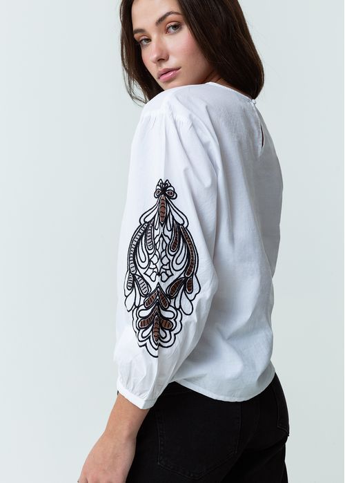 Camisa con detalles desagujados