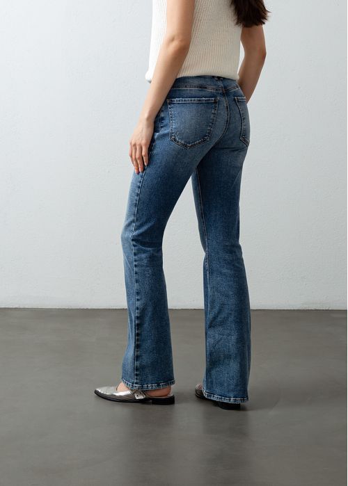 Jean fit de bota amplia