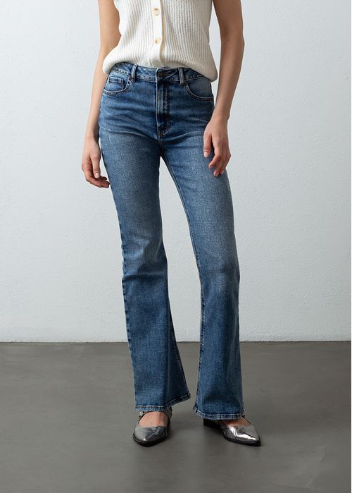Jean fit de bota amplia