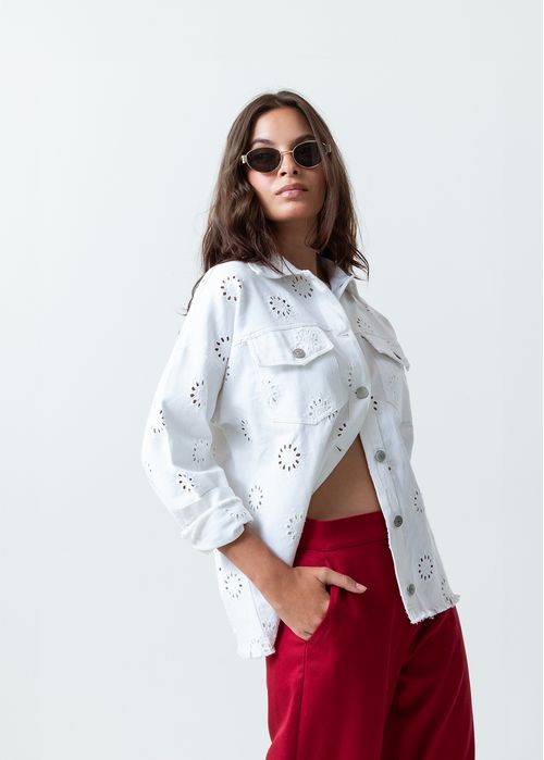 Chaqueta con detalles desagujados
