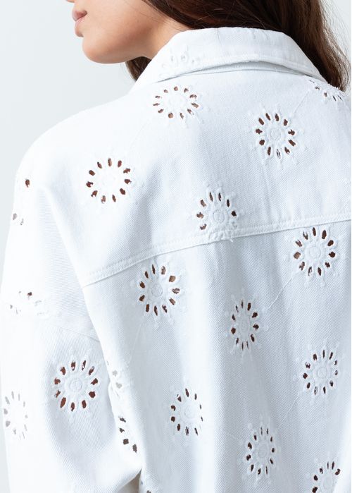 Chaqueta con detalles desagujados