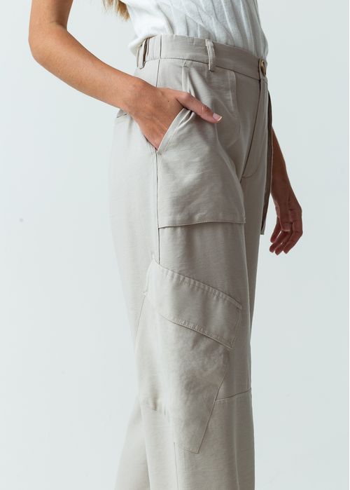 Pantalón con bolsillos asimétricos