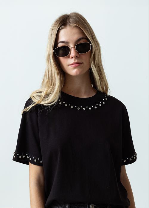 Camiseta manga corta con apliques brillantes