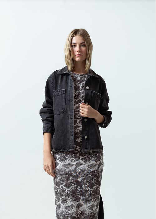 Chaqueta trucker en black denim