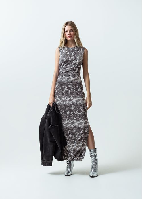 Vestido largo con estampado pitón para fin de semana