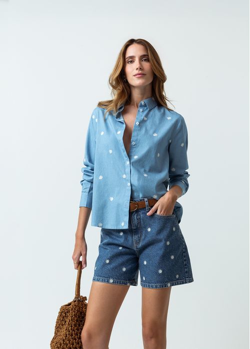 Camisa con bordados de flores