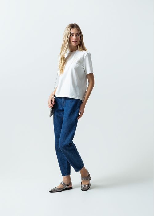 Camiseta con bordado de flor