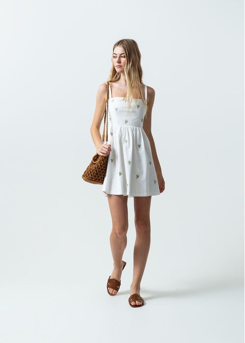 Vestido corto con detalles bordados