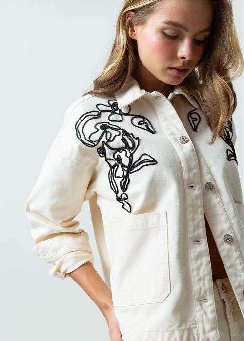 Chaqueta tipo trucker con detalle bordado de cordón