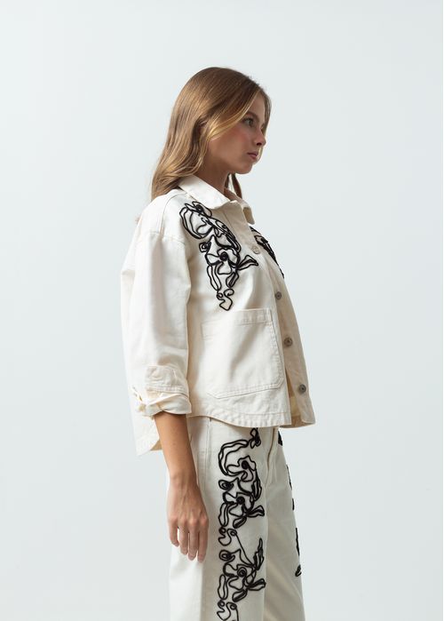 Chaqueta tipo trucker con detalle bordado de cordón
