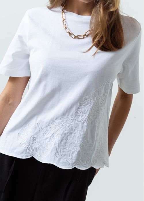 Camiseta manga corta con detalles bordados